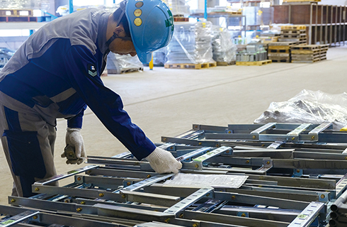 搬入された器具の検品、仕分けの様子