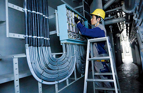船内での電気艤装工事の様子