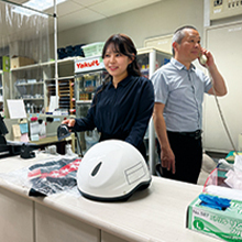 選手がレースに出場するためのサポートをする様子