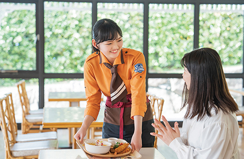 パーク内のレストラン、ショップでの接客の様子
