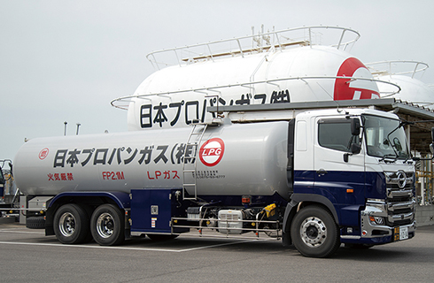 タンクローリーでの出荷の様子