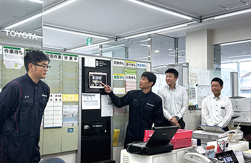 店舗スタッフとの情報共有・ミーティングの様子