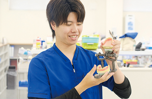 技工物を作るために必要な模型を作る様子