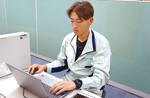 CADを使用し、指示書を作成する様子