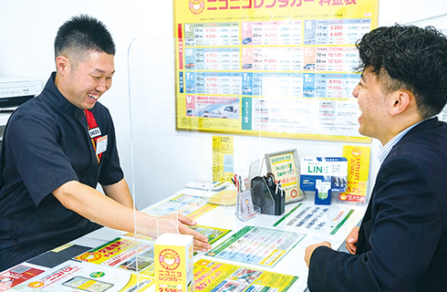 レンタカーの手続きの様子