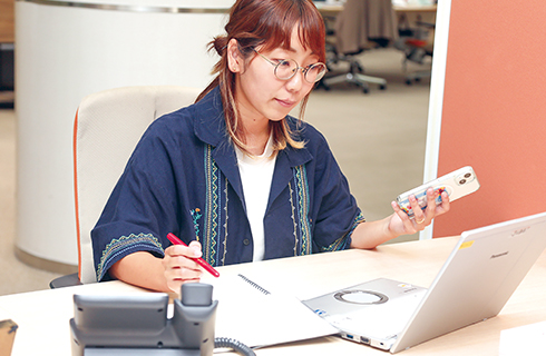 旬な情報をリサーチする様子