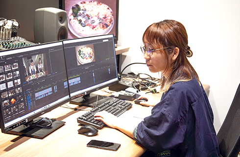 取材・撮影した映像を番組に編集する様子